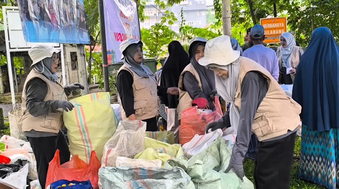 Sembako Murah Bayar Pakai Sampah