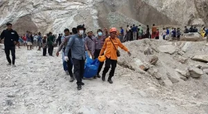 Evakuasi longsor tambang Gunung Kuda Cirebon