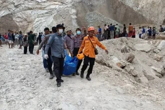 Evakuasi longsor tambang Gunung Kuda Cirebon