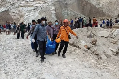Evakuasi longsor tambang Gunung Kuda Cirebon