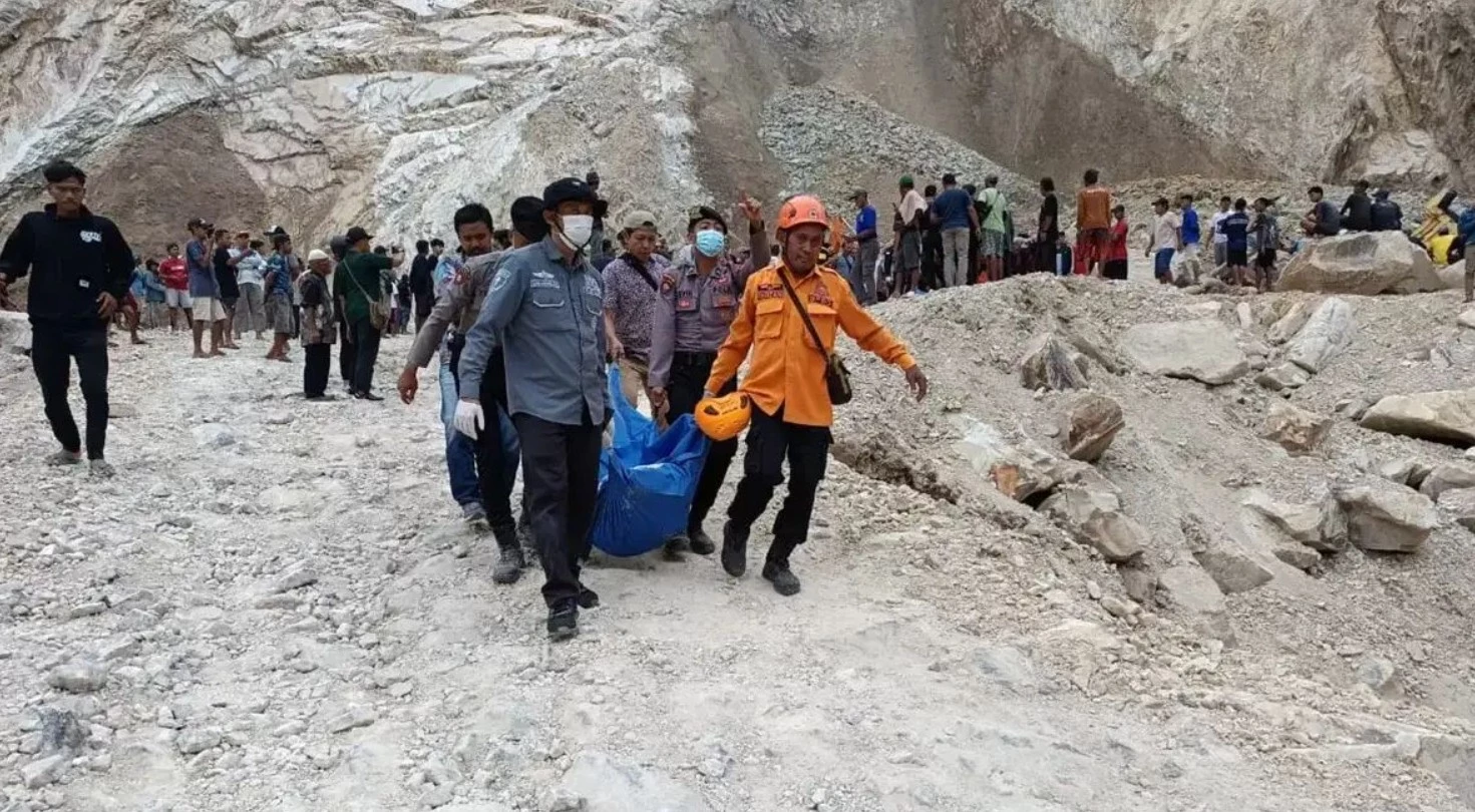 Evakuasi longsor tambang Gunung Kuda Cirebon