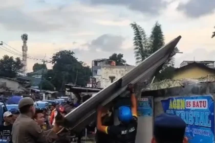 Satpol PP Tangsel Bersihkan Baliho