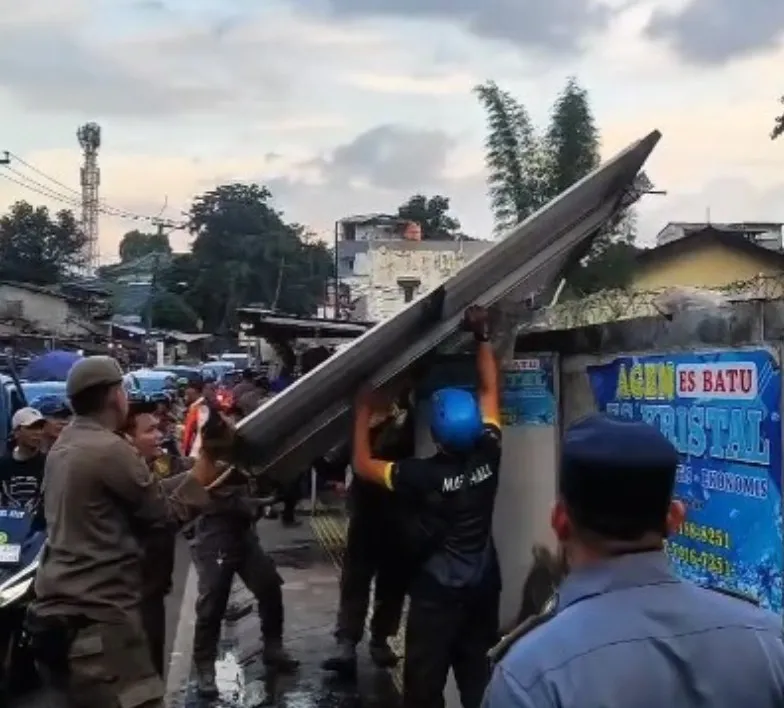 Satpol PP Tangsel Bersihkan Baliho
