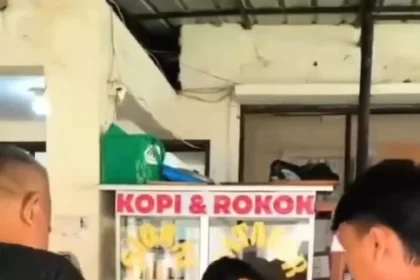 Pria tersedak bakso