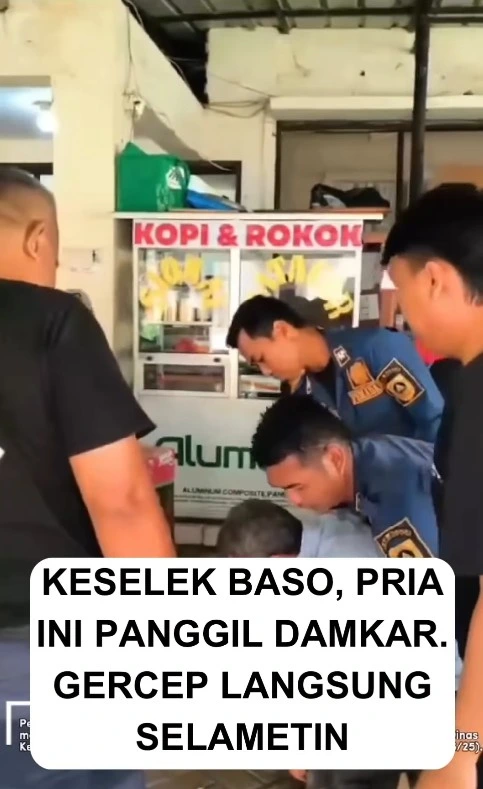 Pria tersedak bakso