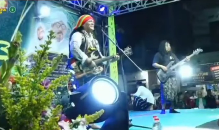 Varid Wahyu, putra dari Almarhum Mbah Surip, tampil di Harlah ke-13 Pondok Pesantren Safinatul Qodiri, Rawa Lele, Jombang Ciputat, Tangerang Selatan, Kamis (15/1/2026). 
 